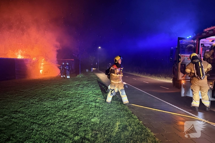 Uitslaande brand verwoest bijgebouw zonder gewonden