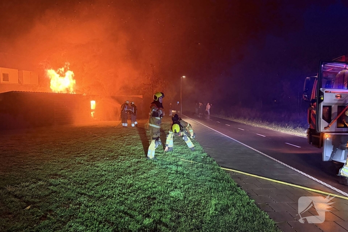 Uitslaande brand verwoest bijgebouw zonder gewonden
