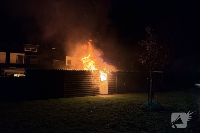 Uitslaande brand verwoest bijgebouw zonder gewonden