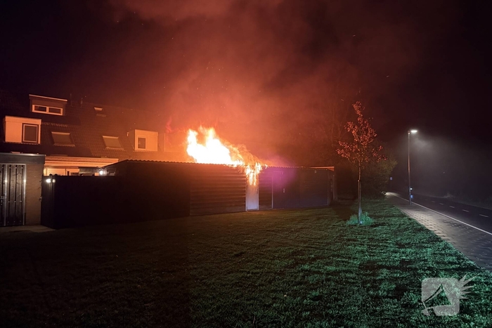Uitslaande brand verwoest bijgebouw zonder gewonden
