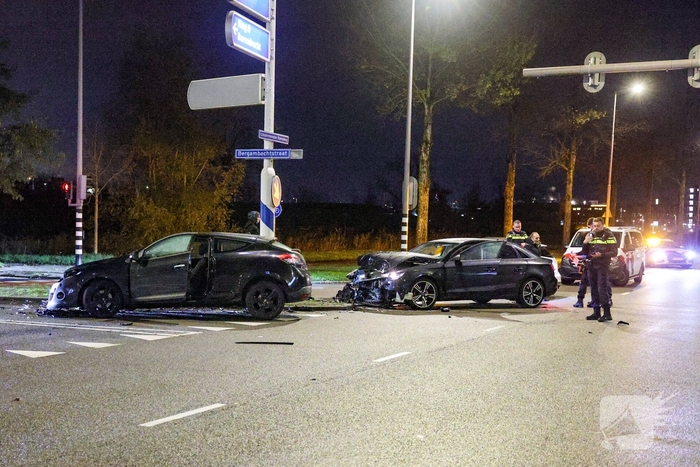 Frontale botsing tussen twee auto's zonder gewonden