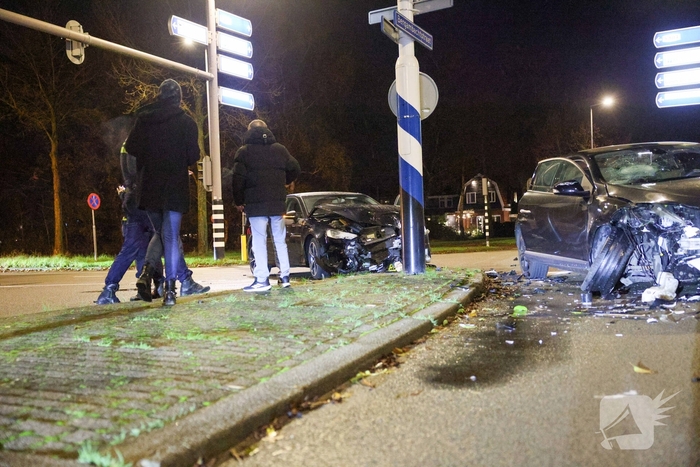 Frontale botsing tussen twee auto's zonder gewonden