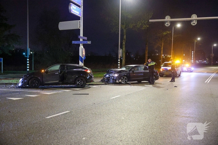 Frontale botsing tussen twee auto's zonder gewonden