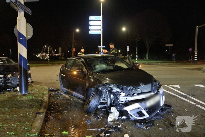 Frontale botsing tussen twee auto's zonder gewonden