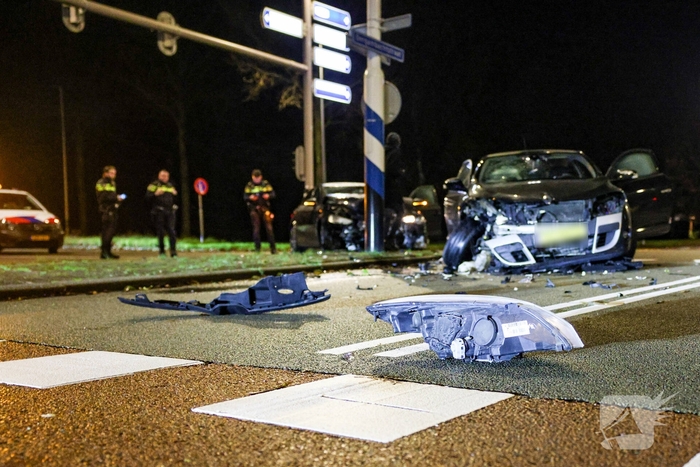 Frontale botsing tussen twee auto's zonder gewonden