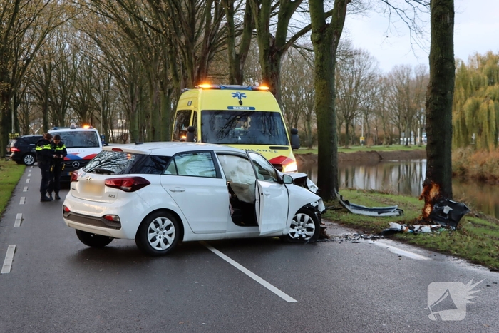 Eenzijdig ongeval eindigt tegen boom