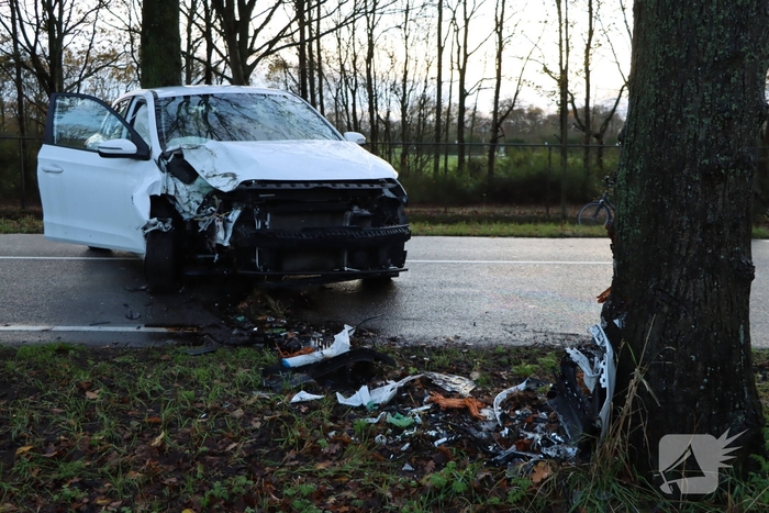 Eenzijdig ongeval eindigt tegen boom