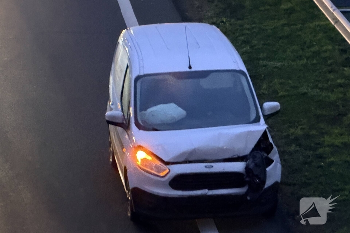 Meerdere auto's botsten op elkaar zonder gewonden