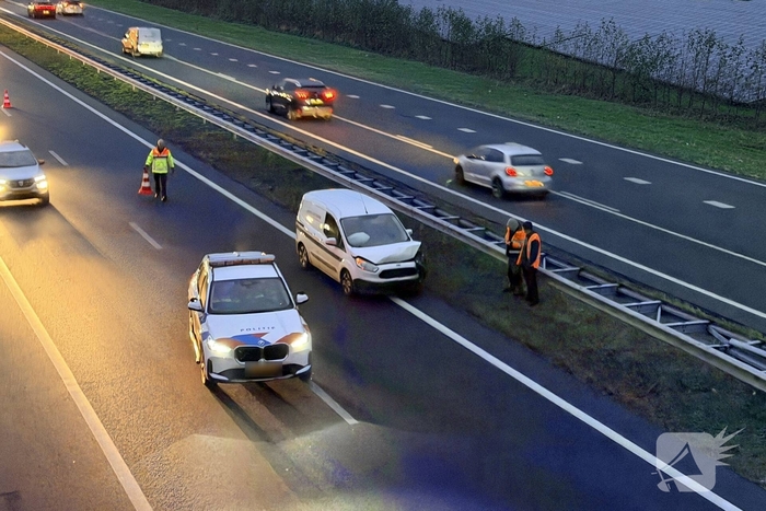 Meerdere auto's botsten op elkaar zonder gewonden