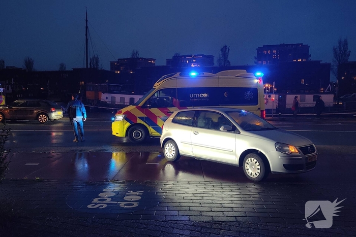 Auto en fietser botsen tijdens spits