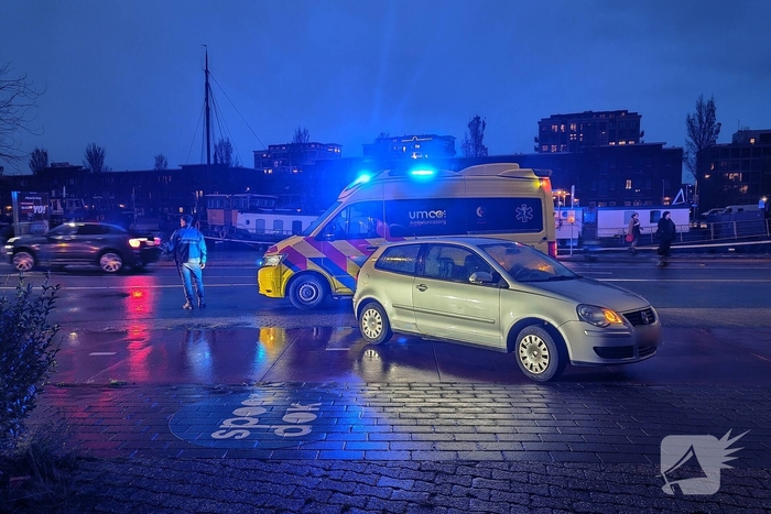 Auto en fietser botsen tijdens spits