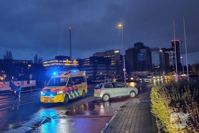 Auto en fietser botsen tijdens spits
