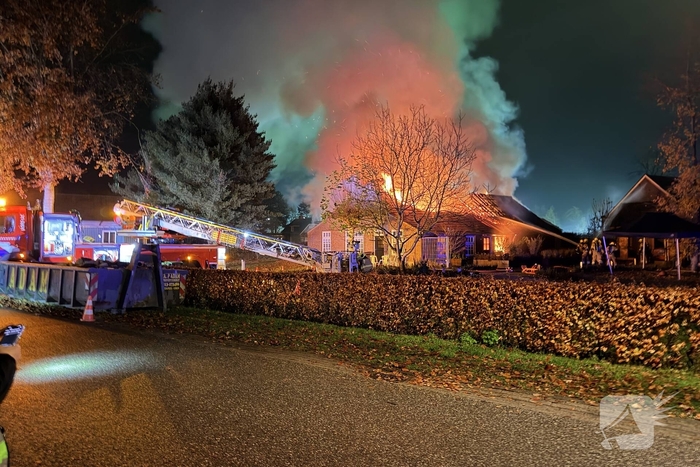 Uitslaande brand verwoest woning