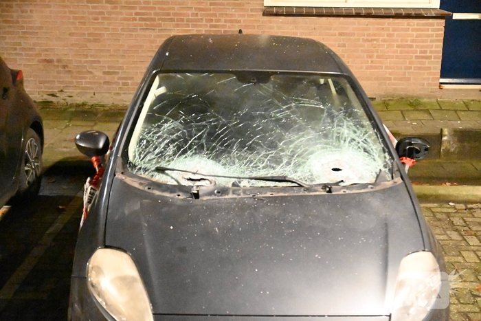 Auto zwaar beschadigd door explosie
