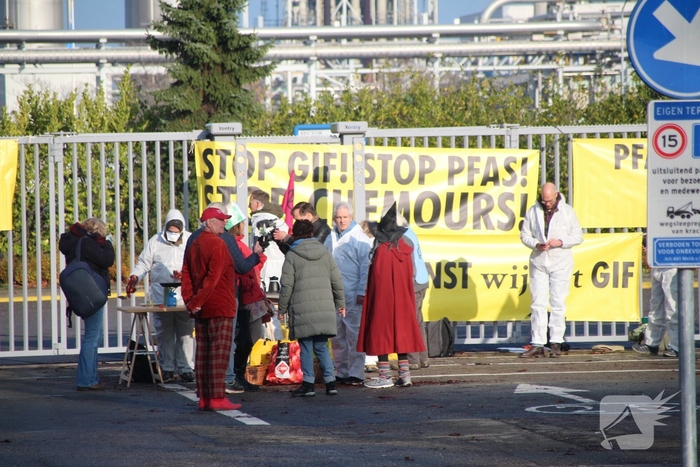Demonstratie op industrieterrein met spandoeken