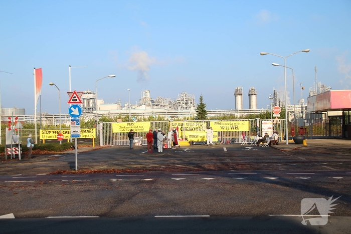 Demonstratie op industrieterrein met spandoeken