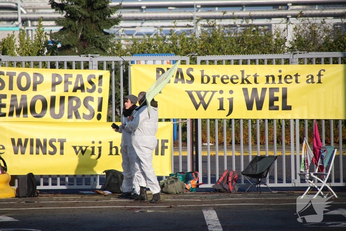 Demonstratie op industrieterrein met spandoeken