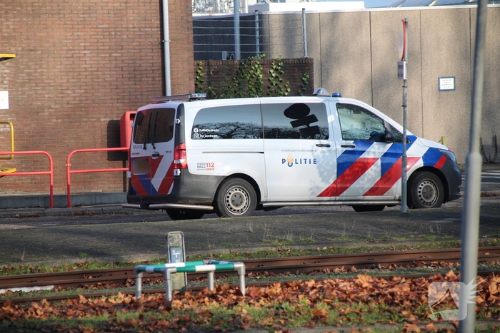 Demonstratie op industrieterrein met spandoeken