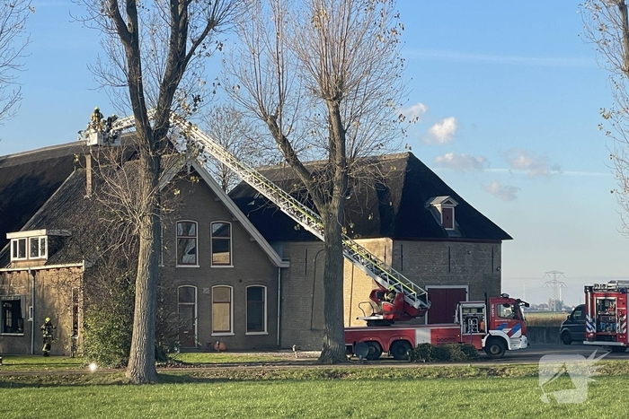 Brand in schoorsteen van oude boerderij