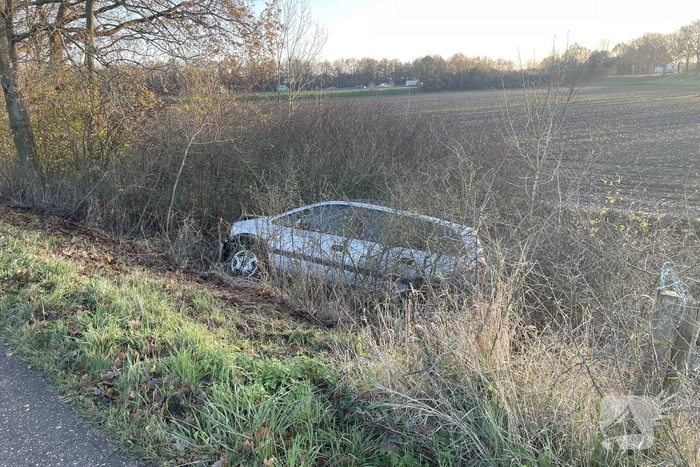 Auto raakt van de weg bij verkeersongeval