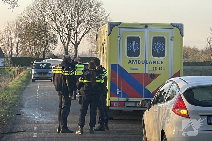 Auto raakt van de weg bij verkeersongeval