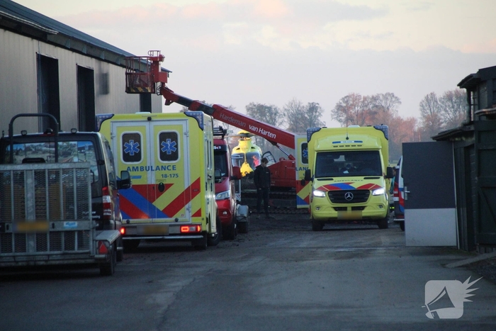 Man zwaargewond na val van dak