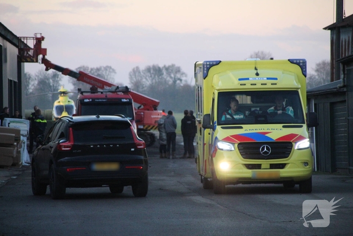 Man zwaargewond na val van dak