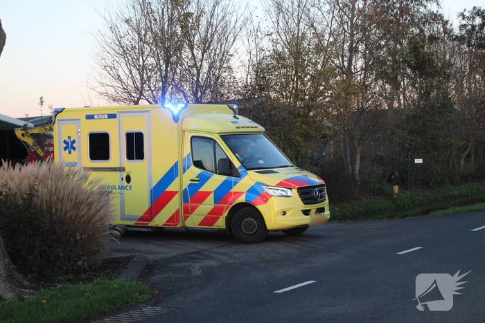 Man zwaargewond na val van dak