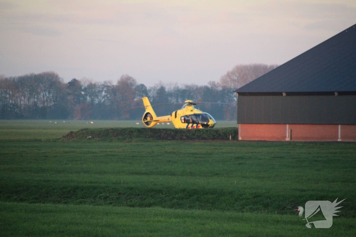 Man zwaargewond na val van dak