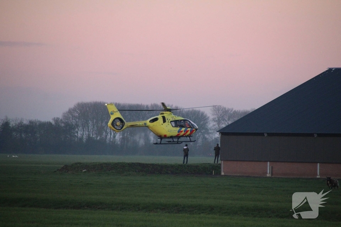 Man zwaargewond na val van dak