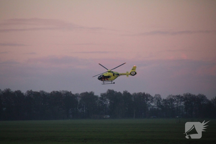 Man zwaargewond na val van dak