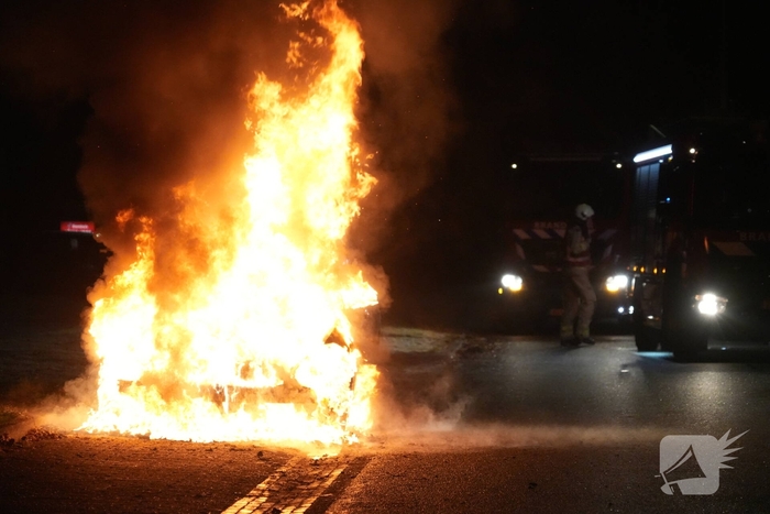Auto volledig verwoest door brand