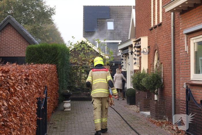 Brandweer voert sloopwerkzaamheden uit bij brand in schuur