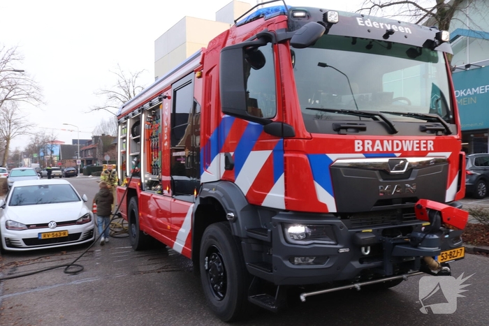 Brandweer voert sloopwerkzaamheden uit bij brand in schuur