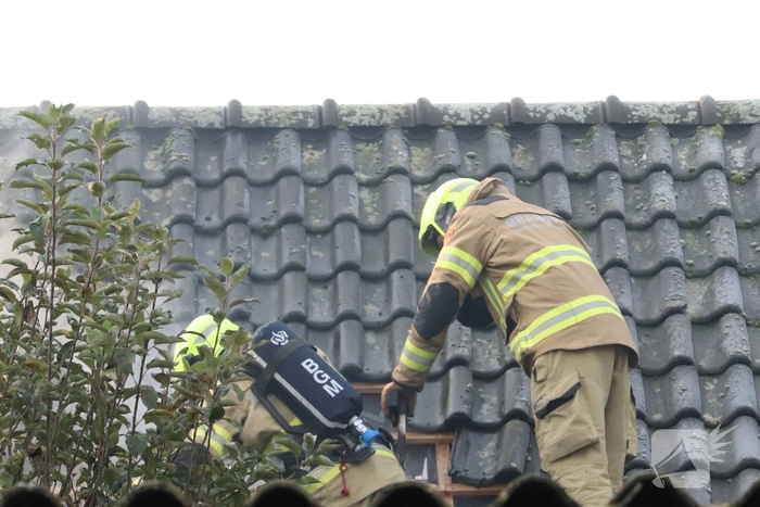 Brandweer voert sloopwerkzaamheden uit bij brand in schuur