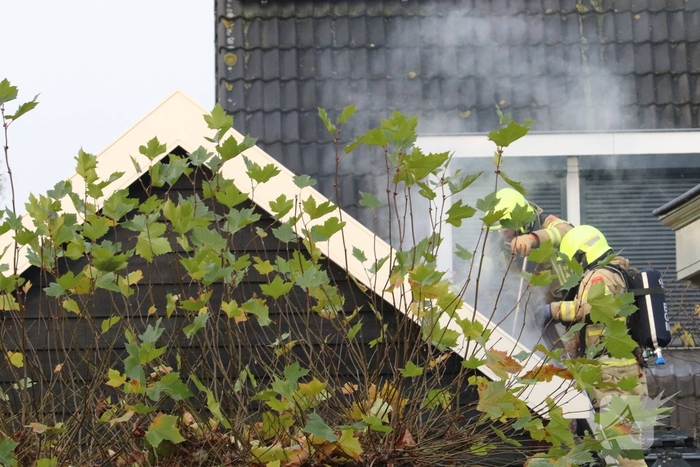 Brandweer voert sloopwerkzaamheden uit bij brand in schuur