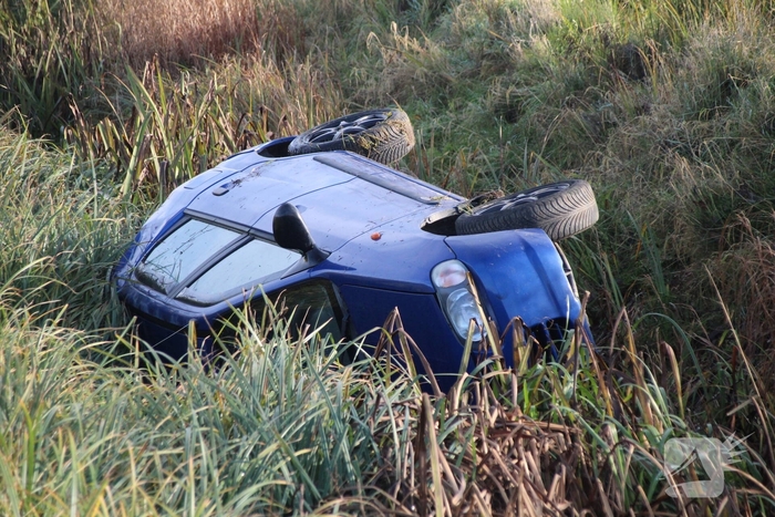Grote inzet hulpdiensten bij voertuig te water