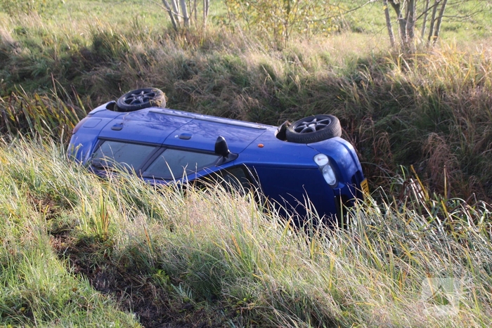 Grote inzet hulpdiensten bij voertuig te water