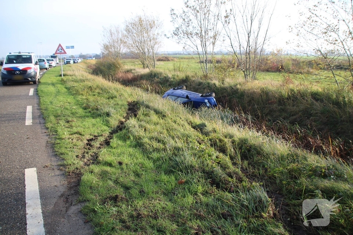 Grote inzet hulpdiensten bij voertuig te water
