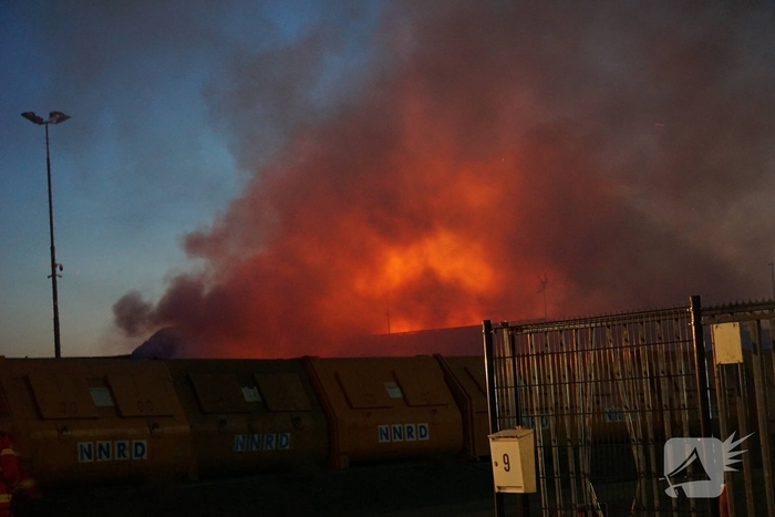 Flinke brand in plastic container bij afvalverwerker
