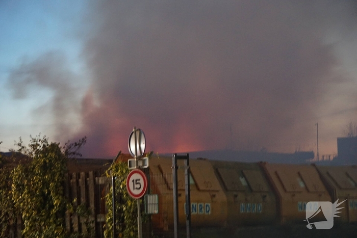 Flinke brand in plastic container bij afvalverwerker