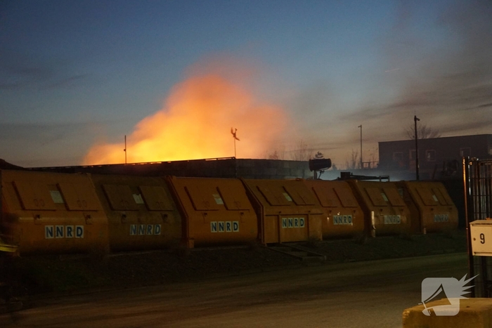 Flinke brand in plastic container bij afvalverwerker