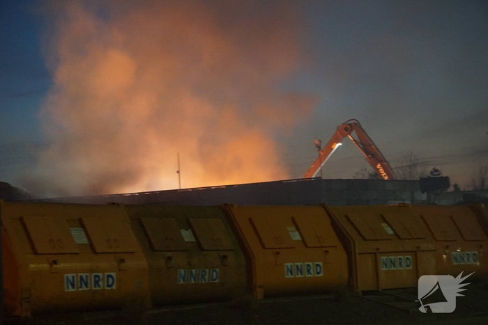 Flinke brand in plastic container bij afvalverwerker