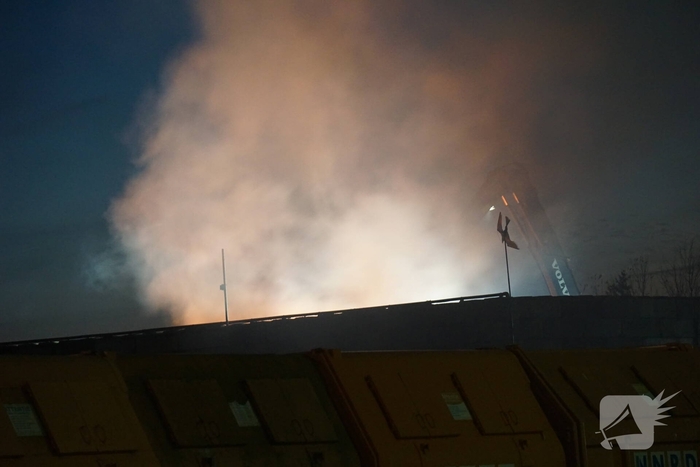 Flinke brand in plastic container bij afvalverwerker