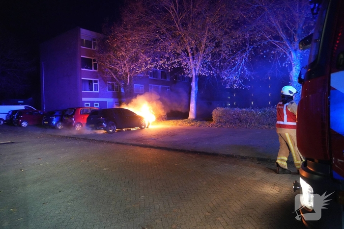 Auto in brand gestoken