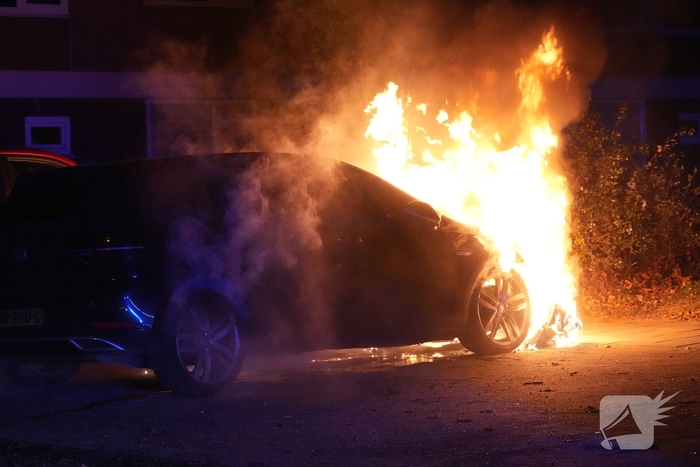 Auto in brand gestoken