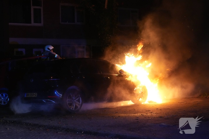 Auto in brand gestoken