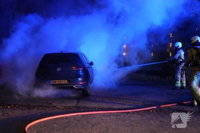 Auto in brand gestoken