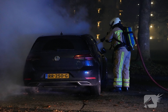 Auto in brand gestoken