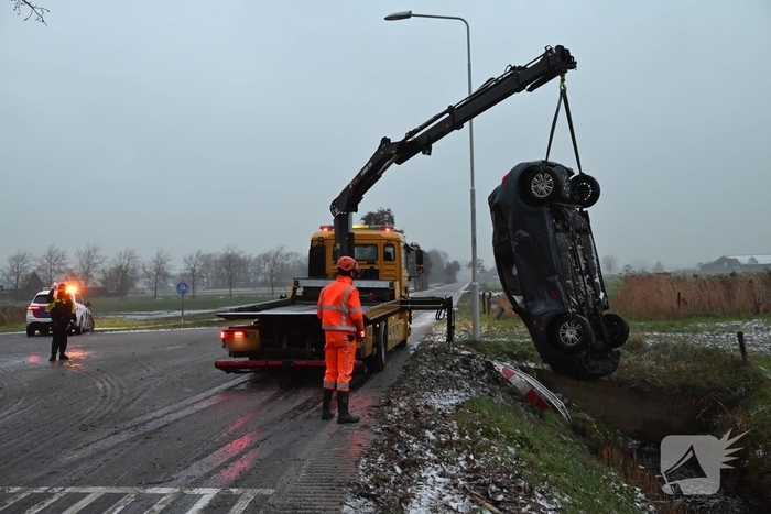 Auto op de kop in sloot